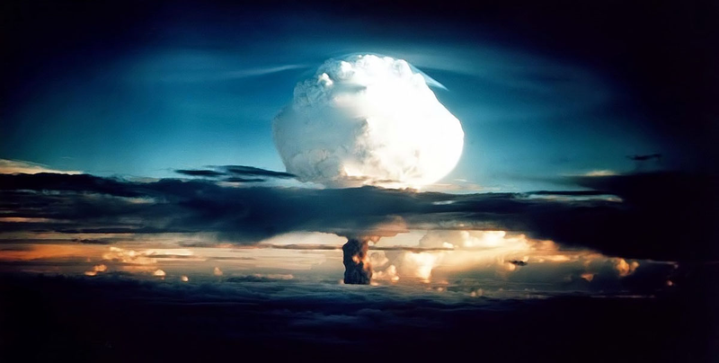 Detonación de Ivy Mike, la primera bomba termonuclear de la historia. Explotó en el Atolón Enewetak en 1952.